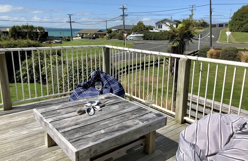 Riverton House | Magooza's Beach House - A kiwi family bach 3 minute walk to the BEACH!