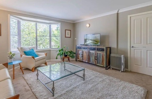 South Bowenfels Apartment | Magpie Hideaway close to the Blue Mountains, Lake Lyell, and Japanese Bathouse