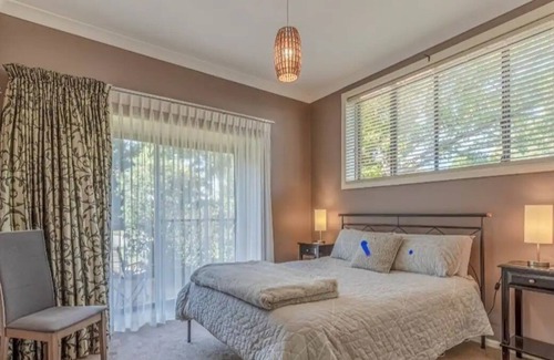 South Bowenfels Apartment | Magpie Hideaway close to the Blue Mountains, Lake Lyell, and Japanese Bathouse
