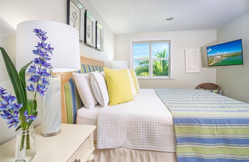 Marathon House | Mahi Mahi House: Contemporary 3-Bed/4-Bath Single-Family Oasis with Panoramic