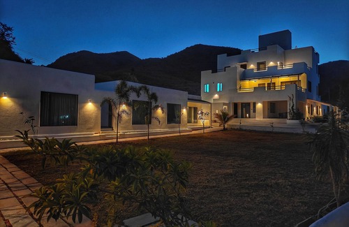 Udaipur District Cottage | Mahua Boutique Homestay 5 Rooms - Breakfast, Forest, Hills, Pool, Pet Friendly