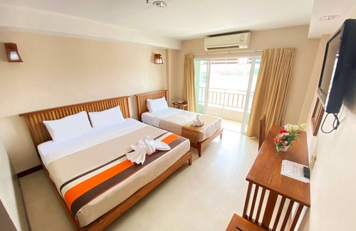 Nakhon Sawan Hotel | Maihom Resort Dechatiwong Bridge