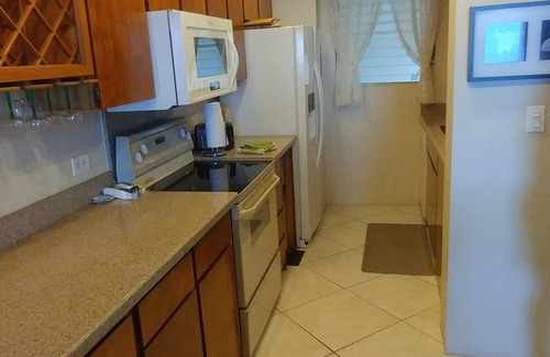 Maili Condo | Maili Cove Beachfront Get Away: Pool, Ocean & Sunsets/Teleworkers Dream