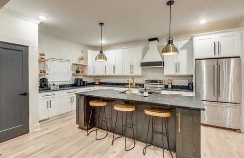 Dickson House | *Main&Broad* Elegant 4 bedroom Downtown w/parking