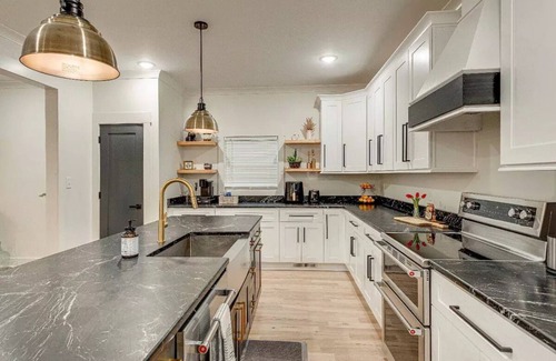 Dickson House | *Main&Broad* Elegant 4 bedroom Downtown w/parking