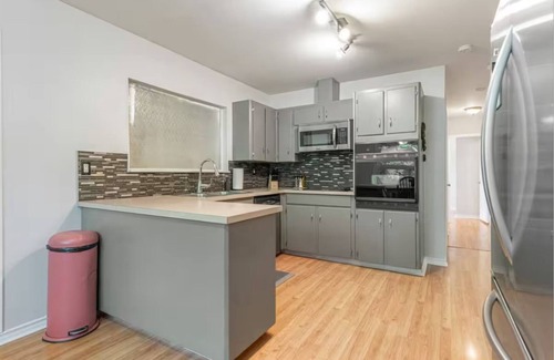 Calgary House | Main floor of house, 10 min from downtown calgary, 8 min from Peter Laugheed