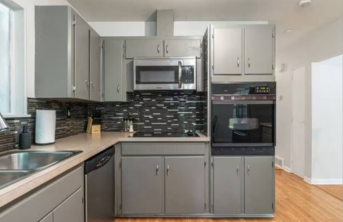 Calgary House | Main floor of house, 10 min from downtown calgary, 8 min from Peter Laugheed