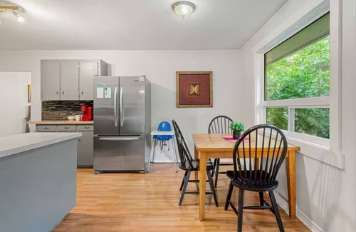 Calgary House | Main floor of house, 10 min from downtown calgary, 8 min from Peter Laugheed