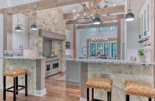 Fredericksburg Cabin | Main House@Lost Creek Lodge. New, Luxury, Pool on Acreage 2blocks from Downtown.