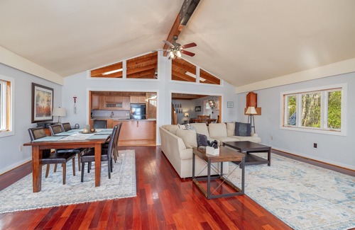 Wildwood Point Cottage | 💥MAIN LAKE Cove💥 Flat Lot w/SANDY BEACH, Firepit!🥇