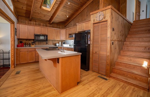 Wildwood Point Cottage | 💥MAIN LAKE Cove💥 Flat Lot w/SANDY BEACH, Firepit!🥇