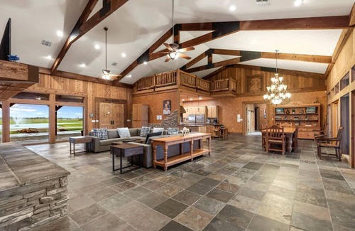 Elmaton Cabin | ★Main Lodge ★Delightfully Retreat Texas Ranch, lake, sleep 28-32★