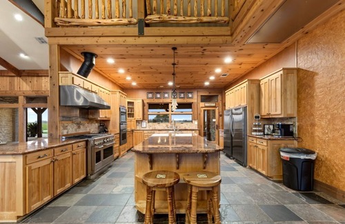 Elmaton Cabin | ★Main Lodge ★Delightfully Retreat Texas Ranch, lake, sleep 28-32★