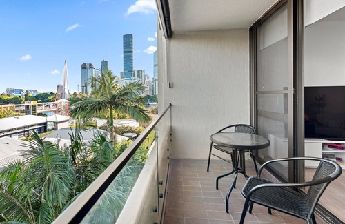 Kangaroo Point Apartment | Main Point! 1Bed/1Bath/1Car ~ 5 mins to CBD