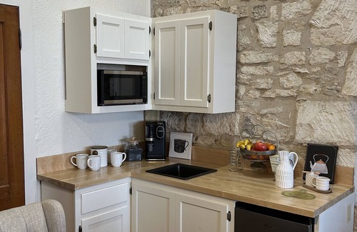 Fredericksburg House | Main Street! Balcony! Sleeps 6!