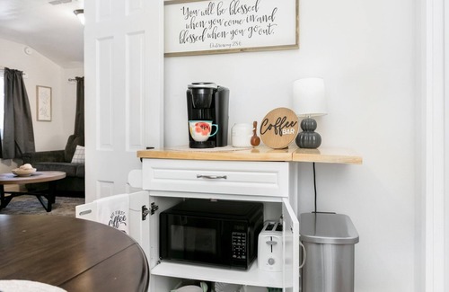 Fredericksburg Villa | Main Street Hideaway | Cozy Cottage | Queen Bed | Hot Tub