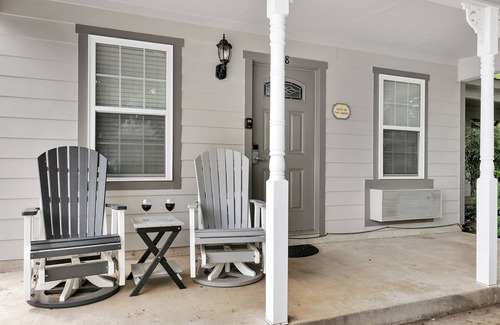 Fredericksburg House | Main Street Retreat Geese on the Gibbons | King Bed | Shared Hot Tub/Pool Access