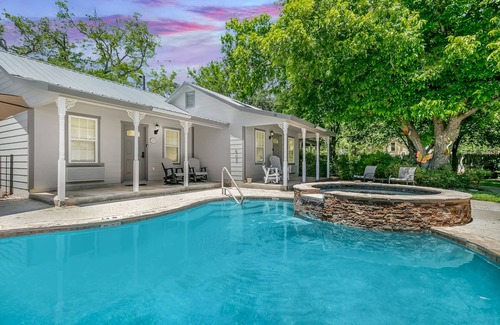 Fredericksburg House | Main Street Retreat Geese on the Gibbons | King Bed | Shared Hot Tub/Pool Access