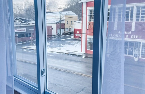 Ansted House | Main Street Stay - NRG - cozy apartment minutes from outdoor adventures