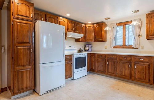 Brownfield Cottage | Maine Lakehouse near N. Conway Beach Access/Pool table/Screened Porch/gas grill