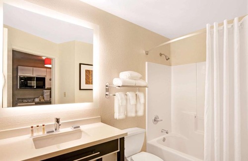 Wheeling Hotel | MainStay Suites Northbrook Wheeling