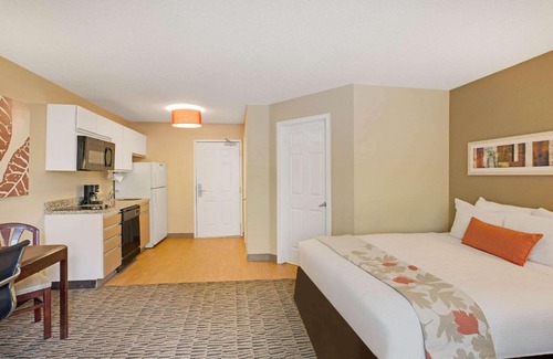 Wheeling Hotel | MainStay Suites Northbrook Wheeling
