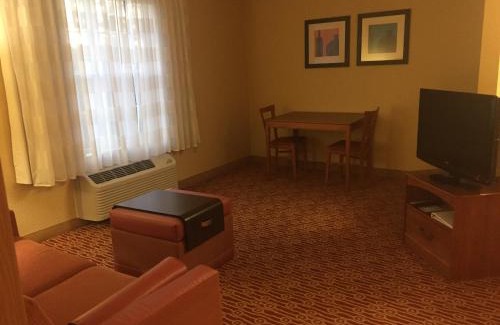 Potomac Falls Hotel | MainStay Suites Sterling near Dulles Town Center