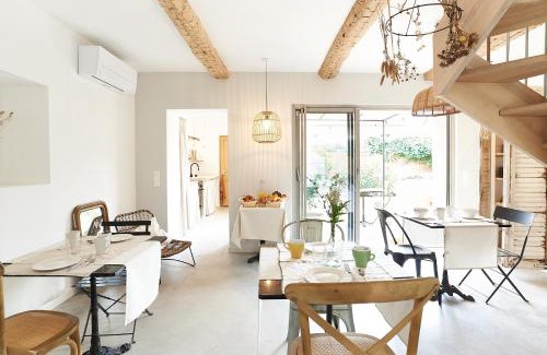 Pezenas Bed & Breakfast | Maison 1634 - Climatisation, piscine, parking, centre ville, petit-dejeuner compris