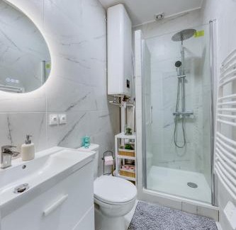 La Courneuve House | Maison 8 personnes - Parking - Métro 7 et Rer B à 6 minutes