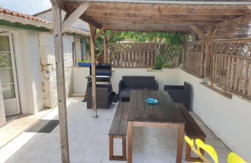 Meursac House | Maison accueillante avec piscine à Meursac + Spa