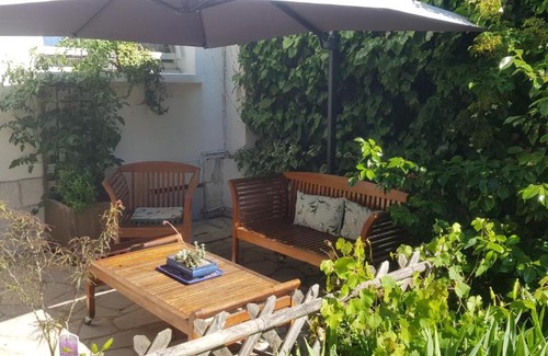 Vernon Bed & Breakfast | Maison Anne face to park in Vernon Giverny
