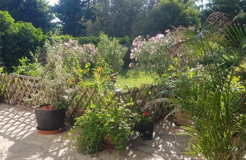 Vernon Bed & Breakfast | Maison Anne face to park in Vernon Giverny