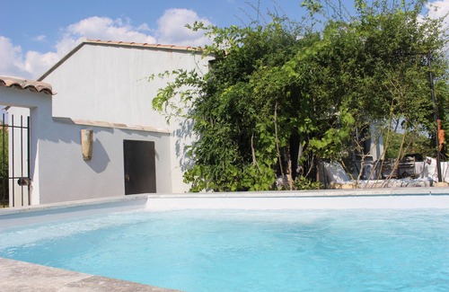 Nans-les-Pins Cottage | Maison Atelier Swimming pool & private Pure Countryside spa in the heart of an old orchard.