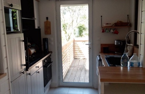 Mur-de-Bretagne House | Maison Atypique Avec Terrasse, Jardin et Garage en Plein Centre Village