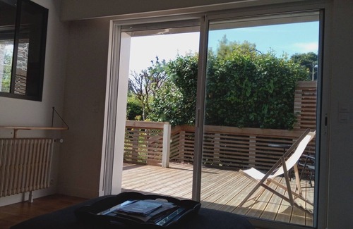 Mur-de-Bretagne House | Maison Atypique Avec Terrasse, Jardin et Garage en Plein Centre Village