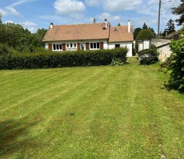 Saint-Prest House | Maison au calme avec spa et rivière à côté de CHARTRES
