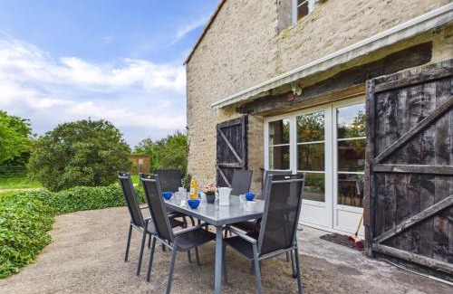 Saint-Vincent-sur-Jard House | Maison authentique en pierre pour 7 avec jardin
