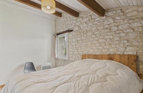 Saint-Vincent-sur-Jard House | Maison authentique en pierre pour 7 avec jardin