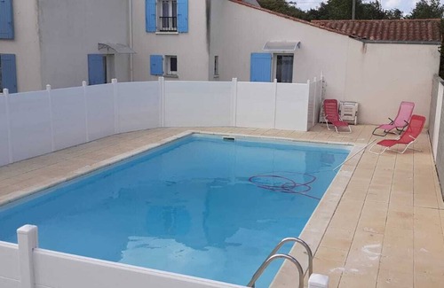 Le Chateau-d'Oleron House | Maison Avec Jardin et Piscine Commune