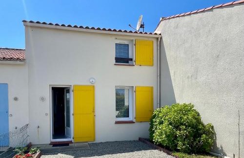 Brem Sur Mer House | Maison avec jardinet, 2 chambres, parking, proche plage et centre - FR-1-231-334
