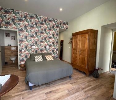 Saint-Flour Bed & Breakfast | Maison Côté Halle La chambre de l'Artiste