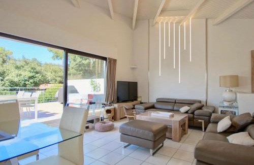 Saint-Palais-sur-Mer Villa | Maison calme aperçu mer avec piscine privée à 28