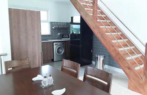 Beau Vallon House | Maison casuarinahill executive self catering villa