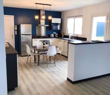 Breville-sur-Mer House | Maison chaleureuse à Bréville-sur-Mer avec jardin privé.