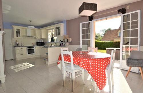 Le Breuil-en-Bessin House | Maison confortable séjour spacieux, belle terrasse avec grand jardin avec jeux extérieurs près Bayeux et Omaha Beach