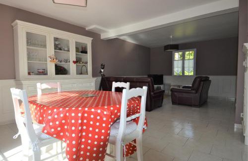 Le Breuil-en-Bessin House | Maison confortable séjour spacieux, belle terrasse avec grand jardin avec jeux extérieurs près Bayeux et Omaha Beach