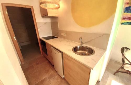 Saint-Quentin-de-Baron Apartment | Maison d'artiste