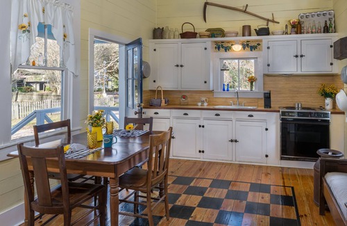 Rayne Cottage | Maison D'Memoire Bed & Breakfast Cottages