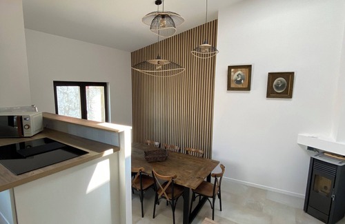 Authezat House | Maison de Bourg au Calme Terrasse Donnant sur un Petit Jardin