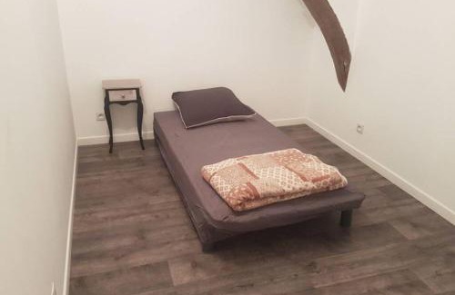 Grez-en-Bouere Apartment | Maison de bourg avec extérieur.